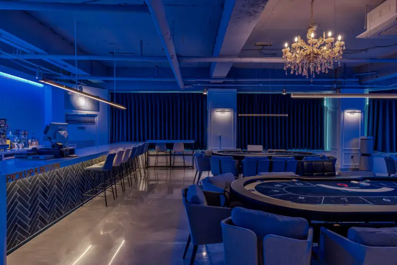 골드 샹들리에와 블루무드의 럭셔리 홀덤펍